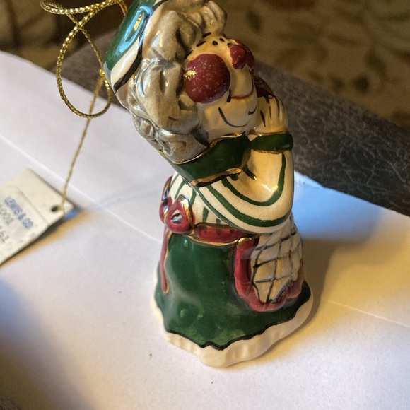 Charming Holiday Figurine with Heart - Green and White - Picture 3 of 5